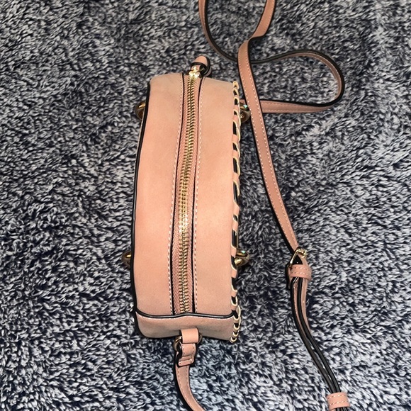 Mauve round crossbody with gold hardware. New - Picture 2 of 2